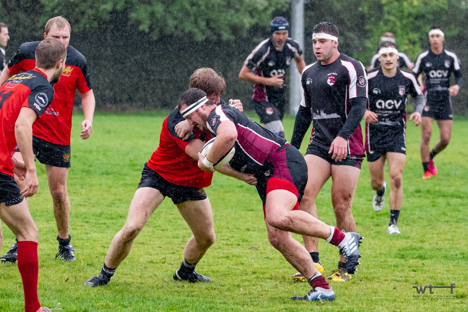 Kölns Andreas Lougaroudis trägt den Ball im strömenden Regen von Düsseldorf in den Kontakt.